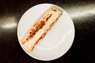 Salsiccia, cheddar, peperoni, salsa tartara e tabasco