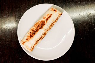 Salsiccia, cheddar, peperoni, salsa tartara e tabasco