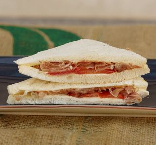 Prosciutto crudo și roșii