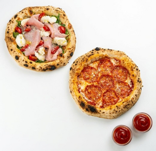 Super Oferta la 2 Pizza, 2 sosuri Gratis.