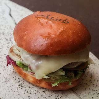 Hamburguesa de Angus con queso manchego