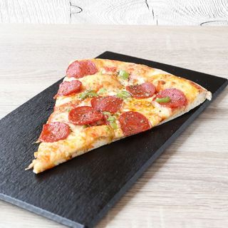 Porción de pizza de peperoni