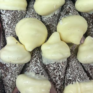 Cono semifreddo cocco e cioccolato bianco 