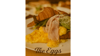 Śniadanie croissant z prosciutto