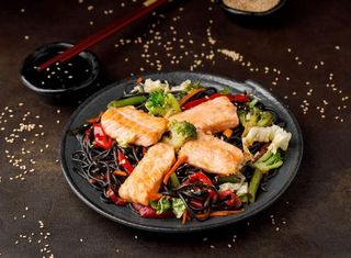 Paste negre cu somon