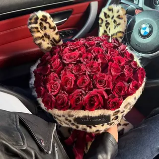 31 червона троянда в леопардовому пакуванні 