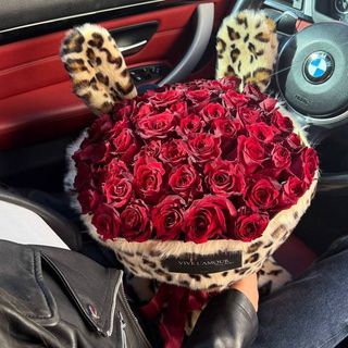 31 червона троянда в леопардовому пакуванні 