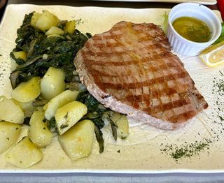 Tuna steak s blitvom i krumpirom