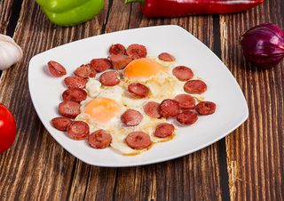 შემწვარი ძეხვი ათქვეფილი კვერცხით