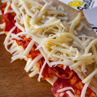 Palačinka sa kulenom, kačkavaljem, jajetom i pilećom salatom