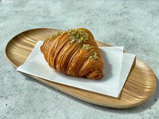 Croissant z kremem pistacjowym