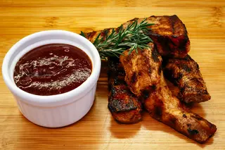 Свински гърди с домашна барбекю марината (250г)