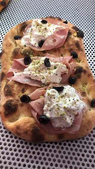 Pinsa con burrata, mortadella al pistacchio e granella al pistacchio