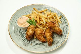 Aripioare crocante, cartofi prăjiți și sosul eden