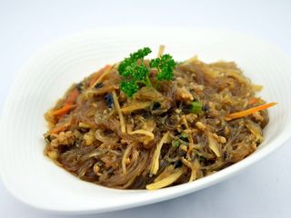 Spaghetti di soia saltati con carne