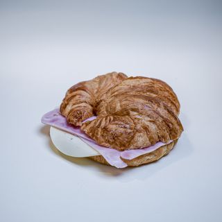 Croissant Relleno De Jamón Y Queso