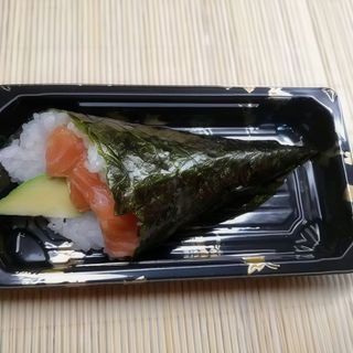 Temaki sake avocado