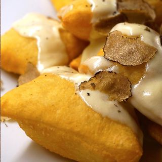 Coccoli, fonduta di pecorino e tartufo nero