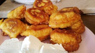 Heljda uštipci sa kajmakom i pršutom