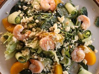 Салат з креветками та персиком