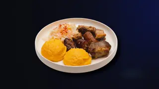 Carne la garnita cu mamaliga si varza murata