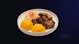 Carne la garnita cu mamaliga si varza murata