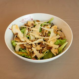 Insalatona di Noci, Pecorino e Melagrana