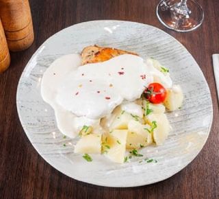 Piept de curcan la tigaie cu sos de branza si cartofi nature