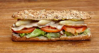 Bocadillo vegetal de pollo al curry