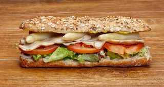 Bocadillo vegetal de pollo al curry