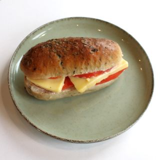 Сандвич с кашкавал и домат