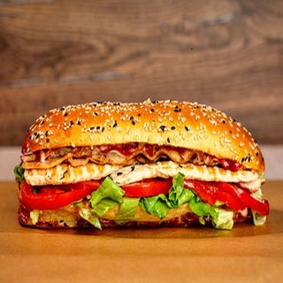 Sandwich cu pui și bacon