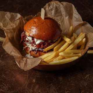 Бургер з томленим рваним бріскетом та копченим халапеньйо(450г)