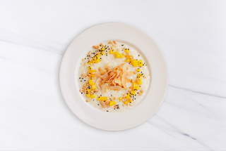 Рисовая каша с манго, кешью и кокосовыми чипсами