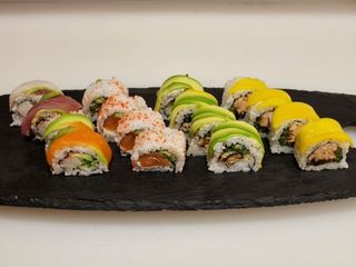 Zestaw 11 URA MAKI SET (16 szt.)