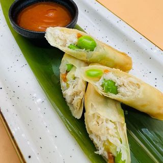 Crab Sticks - Involtini di pasta fillo ripieni di polpa di granchio, avocado ed edamame.