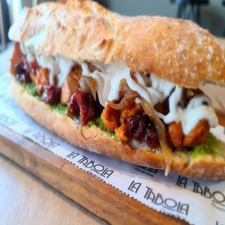 Bocadillo pollo marinado