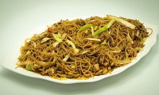 Fidea de orez prajita cu carne de porc legume& ou