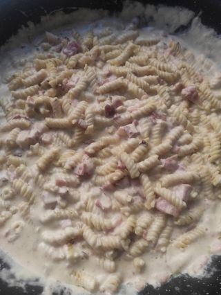 Hélices con nata y bacon