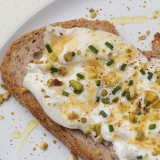 Burrata Toast con Miel y Pistachos