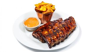 Coaste de porc, cartofi wedges si sos rosa