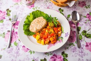 Рыбные котлеты на пару c овощами