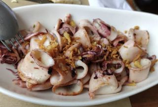 Calamares Plancha Con Cebolla Crujiente