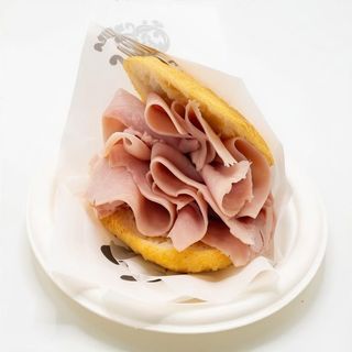 Arepa De Jamón Y Queso