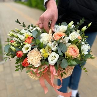 Кошик квітів в пастельно-кремових кольорах