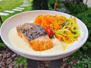 File de somon la gratar cu spaghete de legume