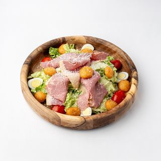 Цезарь с кониной, баурсаками, посыпкой из курта