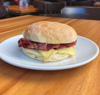 Bocadillo De Bacon Y Camember