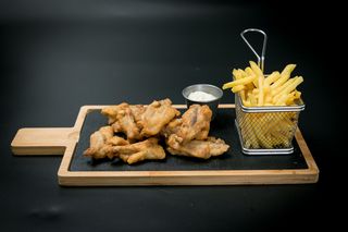 Coaste de pui cu cartofi prajiti si sos de usturoi