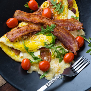 EGGS BENEDICT CU SOS OLANDEZ, BACON CRISPY 